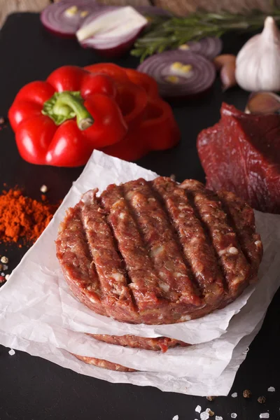 Pişirme Burger pirzola yakın çekim ve malzemeler. dikey