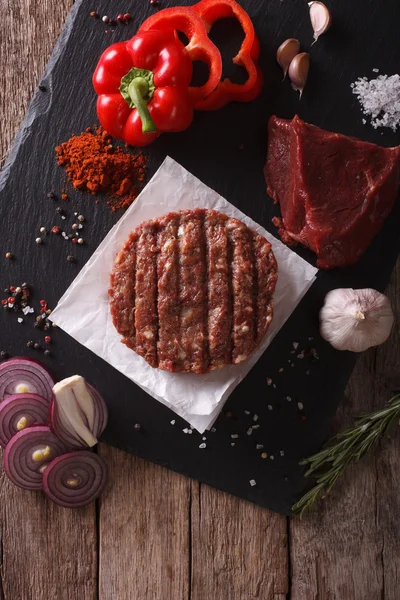 Côtelettes de hamburgers crues avec les ingrédients. vue de dessus verticale — Photo