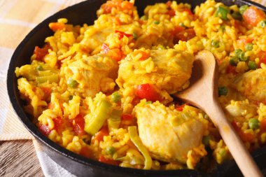Rice with chicken and vegetables macro in a frying pan. horizont