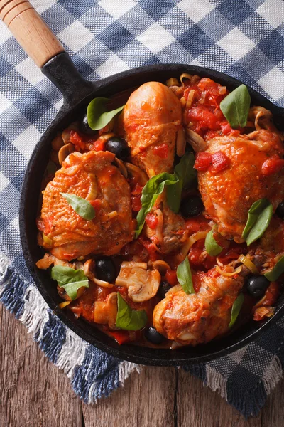 Poulet Cacciatori aux olives noires en gros plan dans une casserole. vertical — Photo