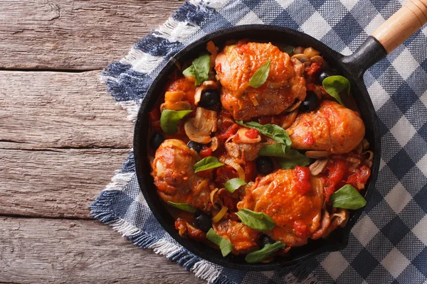 Cacciatori Huhn mit Pilzen in einer Pfanne. horizontale Ansicht von oben — Stockfoto