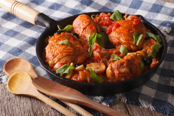 Cocina italiana: Pollo Cacciatori de cerca en una sartén. Horizonta —  Fotos de Stock