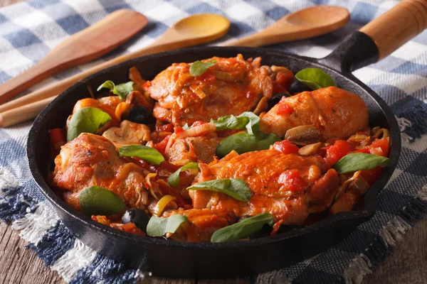 Comida italiana: pollo con tomate y verduras. horizontal —  Fotos de Stock