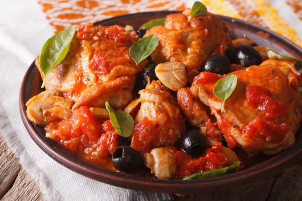 Cozinha italiana: Frango Cacciatori com cogumelos close-up. hori — Fotografia de Stock