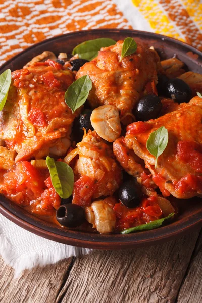 Italian cuisine: Cacciatori chicken with mushrooms closeup. Vert — Stockfoto