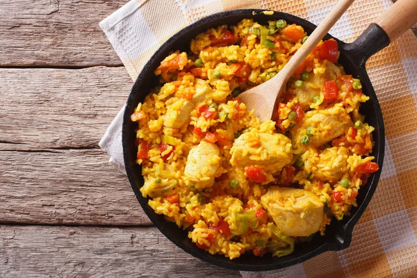 Cocina hispana: Arroz con pollo en una sartén. vista superior horizontal — Foto de Stock