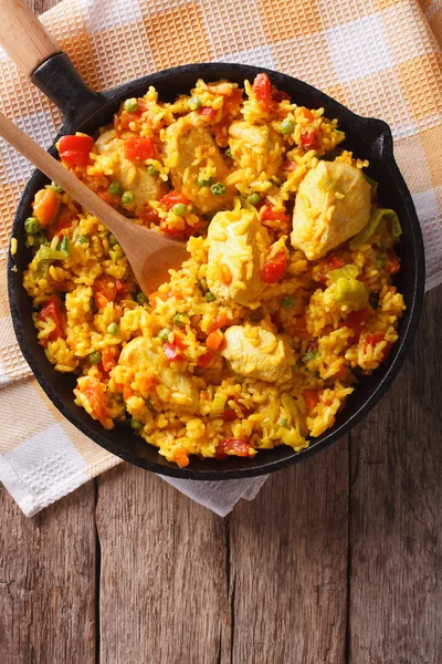 Испанская кухня: Arroz con pollo in a pan. вертикальный вид сверху — стоковое фото