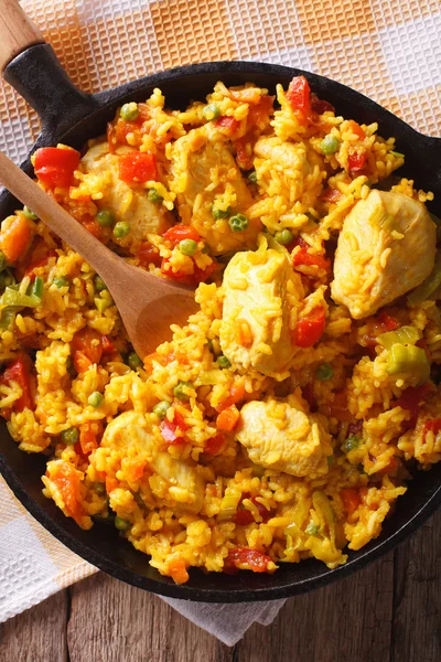 Hispanic cuisine: Arroz con pollo close up in a pan. vertical to — Stockfoto