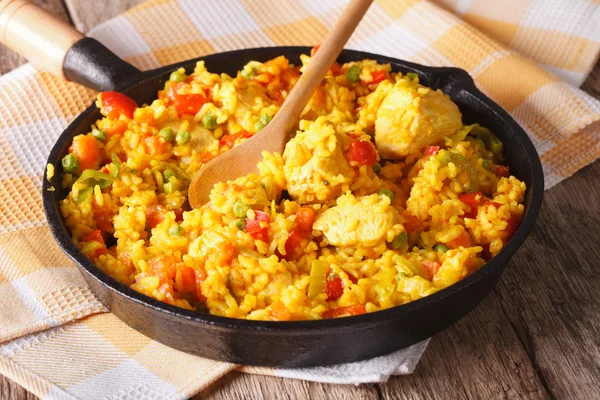 Arroz con pollo - rice with chicken in a frying pan closeup. hor — Stock Photo, Image