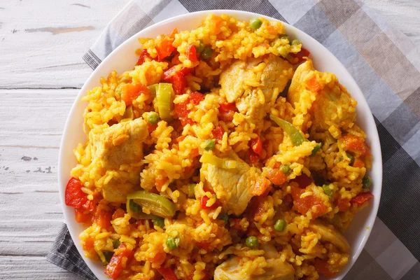 Arroz con pollo fechar em uma tigela. Vista horizontal superior — Fotografia de Stock