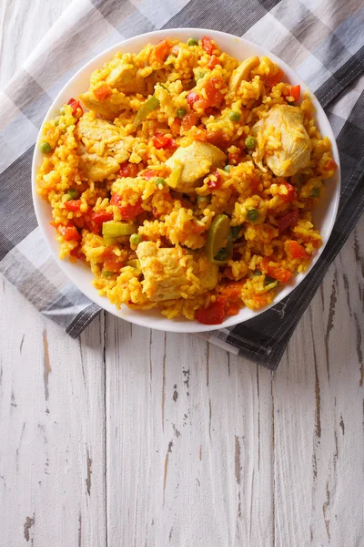 Hispanic cuisine: Arroz con pollo close up in a bowl. vertical t — 图库照片