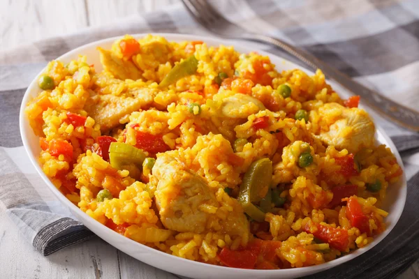 Cibo ispanico: Arroz con pollo chiudere in una ciotola. Orizzonte — Foto Stock