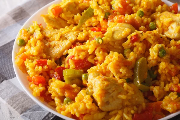 Arroz con pollo - rice with chicken and vegetables closeup. hori — Stockfoto