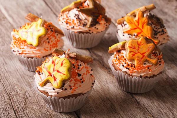 Cupcakes with autumn leaves close up on the table. Horizontal — Stock Photo, Image