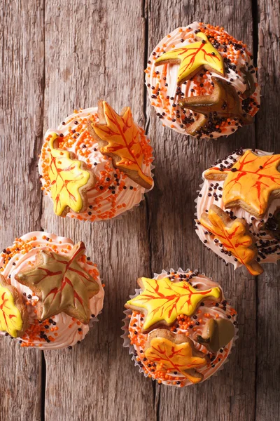 Cupcakes με Φθινοπωρινά φύλλα από κοντά. Κάθετη κάτοψη — Φωτογραφία Αρχείου