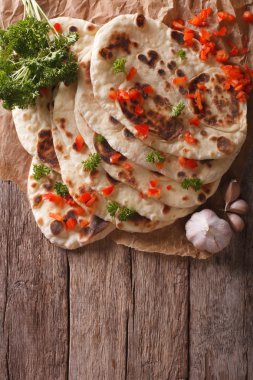 Sarımsak ve otlar ile Hint Naan düz ekmek. Dikey Üstten Görünüm