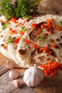 Sarımsak ve biber makro ile Hint Naan düz ekmek. dikey