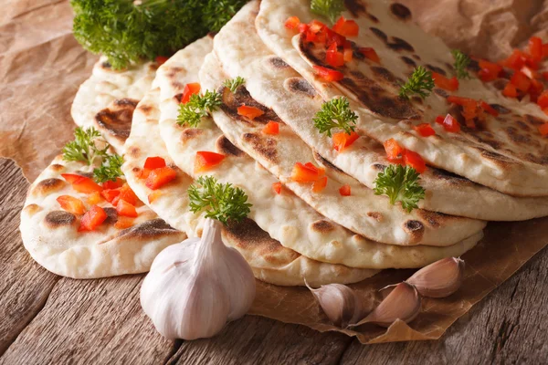 Indiska Naan platt bröd med vitlök och örter närbild. horisontella — Stockfoto