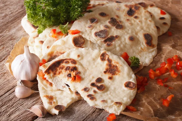 Naan lapos kenyér, fokhagyma közelről. vízszintes — Stock Fotó