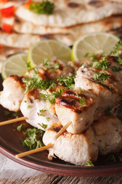 El pollo tikka kebabs en las brochetas macro en el plato. vertical —  Fotos de Stock