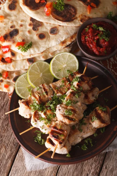 Chicken tikka skewers and naan flat bread with chutney closeup. — Stock Photo, Image