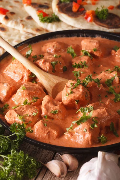 Indiai tikka masala csirke közelről egy tálba. függőleges — Stock Fotó