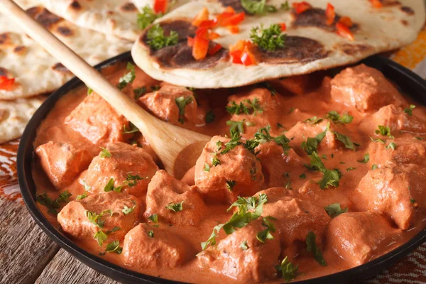 Indiai étel csirke tikka masala és naan közelről. vízszintes — Stock Fotó