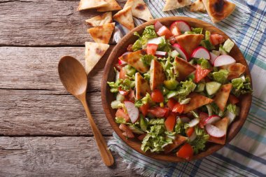 Geleneksel Arapça soğanlı salata bir plaka üzerinde. Yatay üst vie