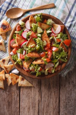 Geleneksel Arapça soğanlı salata bir plaka üzerinde. Dikey Üstten Görünüm