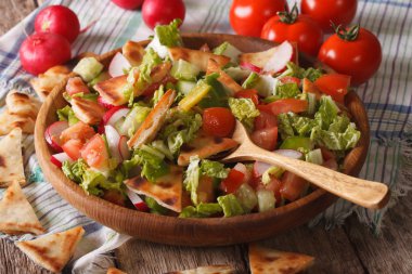 Sebze salatası pide ile yakın çekim bir ahşap kase