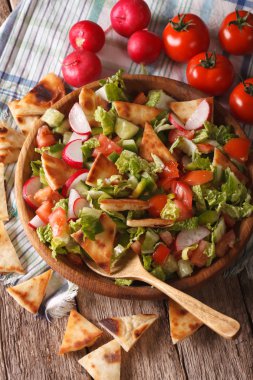 Pita ile sebze salata bir kase içinde kapatın. Dikey