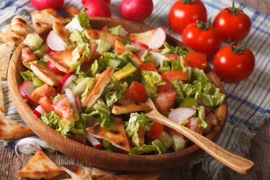 Geleneksel Arapça soğanlı salata yakın bir plaka üzerinde çekim. horizonta