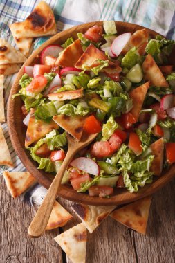 Levanten salata - Fattouche yakın bir kase içinde. Dikey üst vie