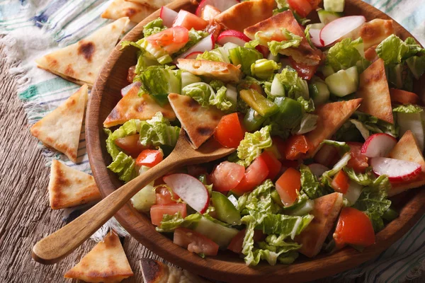 Fattoush salad with pita bread and vegetables close up. horizont — Stock Photo, Image