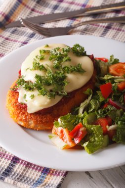 Tavuk ince ve taze sebze salatası yakın çekim. Dikey