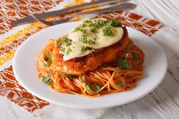 Kuřecí Parmigiana a těstoviny s rajčaty detail — Stock fotografie