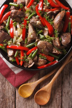 Tavuk karaciğer ile bir tabak sebze yakın çekim. Dikey üst v