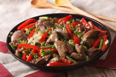 Tavuk karaciğer ile sebze yakın çekim bir tabak kızarmış. Horizont