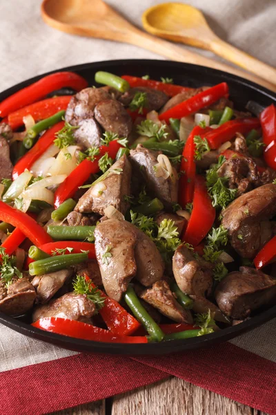 Braised Chicken liver with onion and pepper close-up. vertical — Stock Photo, Image