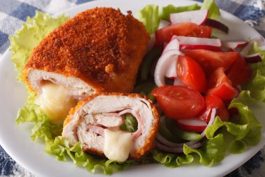 Tavuk cordon bleu ve sebze salatası tatlı. Yatay