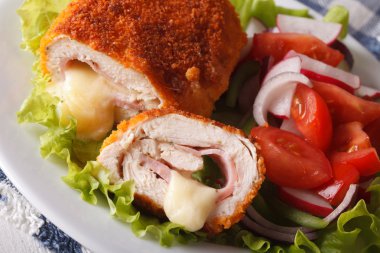 Tavuk cordon bleu ve taze sebze salatası tatlı. horizonta
