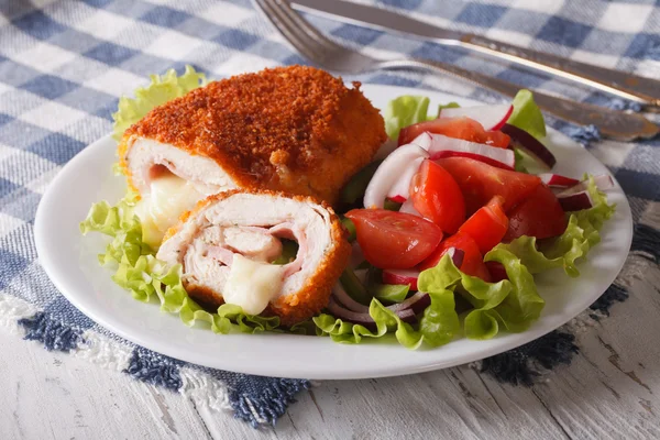 Cordone bleu di cotoletta di pollo e insalata su un piatto primo piano. hor — Foto Stock