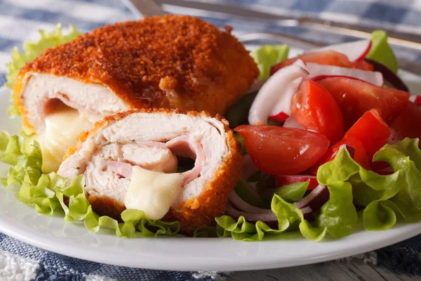 Hühnercordon bleu geschnitten und ein Salat in Großaufnahme. horizontal — Stockfoto