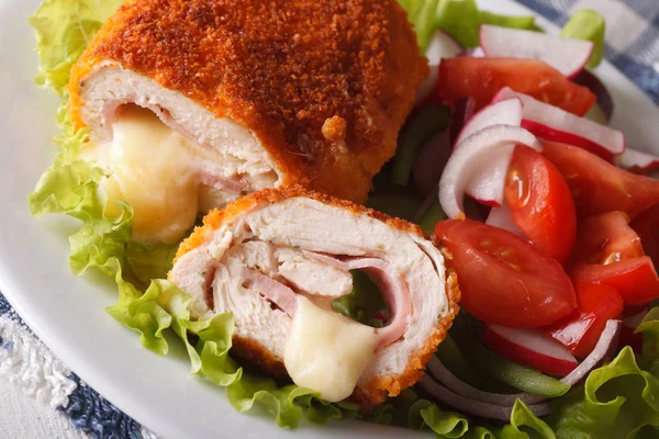 Chicken cordon bleu and fresh vegetable salad closeup. horizonta — Stock Photo, Image