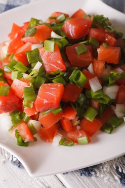 Tuzlanmış somon salata domates ve yeşil soğan yakın çekim. ver