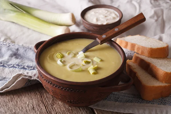 Leek cream soup in bowl close-up on the table. Horizontal — Stock Photo, Image