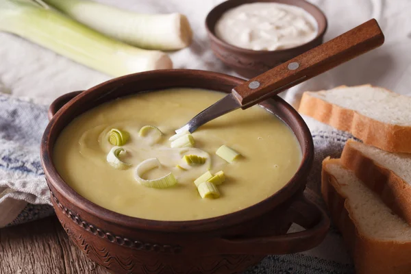 Vichyssoise sopa con crema agria primer plano sobre la mesa. Horizonte —  Fotos de Stock