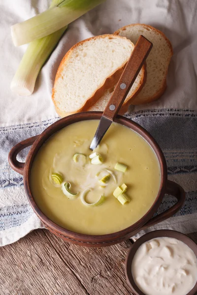 Sopa de puerro francés en un tazón cerca de la mesa. vertical superior v — Foto de Stock