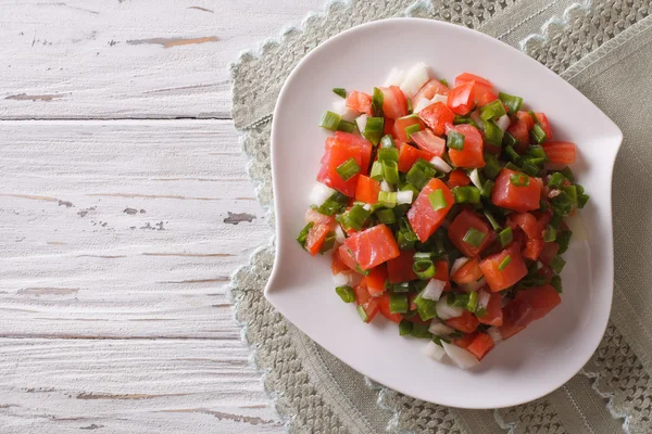 Салат із солоного лосося з овочами. Горизонтальний вид зверху — стокове фото