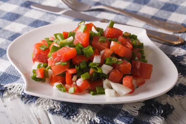 Salada festiva havaiana com salmão salgado com legumes fechar - — Fotografia de Stock